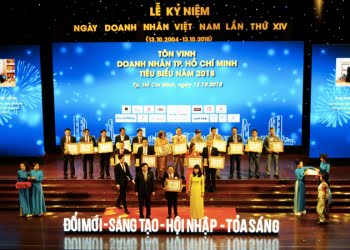 Ông Nguyễn Viết Hồng, TGĐ, Chủ tịch HĐQT Vina CHG vinh dự đón nhận danh hiệu Doanh nhân tiêu biểu TPHCM 2018