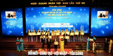Ông Nguyễn Viết Hồng, TGĐ, Chủ tịch HĐQT Vina CHG vinh dự đón nhận danh hiệu Doanh nhân tiêu biểu TPHCM 2018
