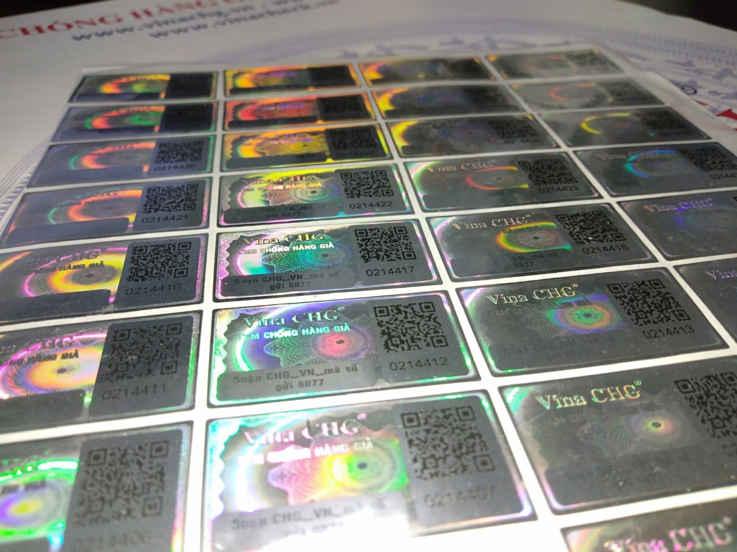 Hình ảnh tem chống hàng giả 3D và chỉ luồn 3D phát sáng tại Cơ sở kiểm tra tem Vina CHG
