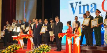 Ông Nguyễn Viết Hồng – Chủ tịch HĐQT – TGĐ Vina CHG nhận giấy chứng nhận và cup danh hiệu Top 100 Doanh nghiệp tiêu biểu TP. HCM năm 2016.