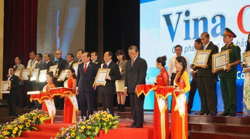 Ông Nguyễn Viết Hồng – Chủ tịch HĐQT – TGĐ Vina CHG nhận giấy chứng nhận và cup danh hiệu Top 100 Doanh nghiệp tiêu biểu TP. HCM năm 2016.