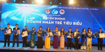 Chủ tịch HĐQT, Tổng giám đốc Vina CHG, ông Nguyễn Viết Hồng (thứ ba, từ trái sang) nhận danh hiệu Doanh nhân trẻ tiêu biểu TPHCM 2016 tại lễ tuyên dương do Thành Đoàn – Hội Liên hiệp Thanh niên Việt Nam TPHCM - Hội Doanh nhân trẻ TPHCM  tổ chức.