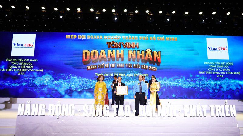 Ông Nguyễn Viết Hồng, TGĐ Vina CHG nhận danh hiệu Top 100 doanh nhân tiêu biểu TPHCM 2020.