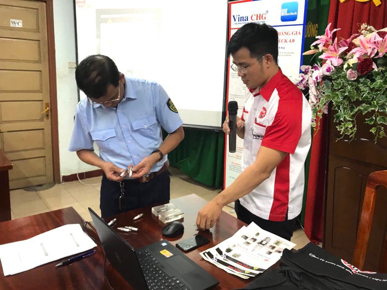 Đại diện NGK hướng dẫn phân biệt hàng thật giả sản phẩm bugi NGK cho cán bộ cục QLTT tỉnh Lâm Đồng