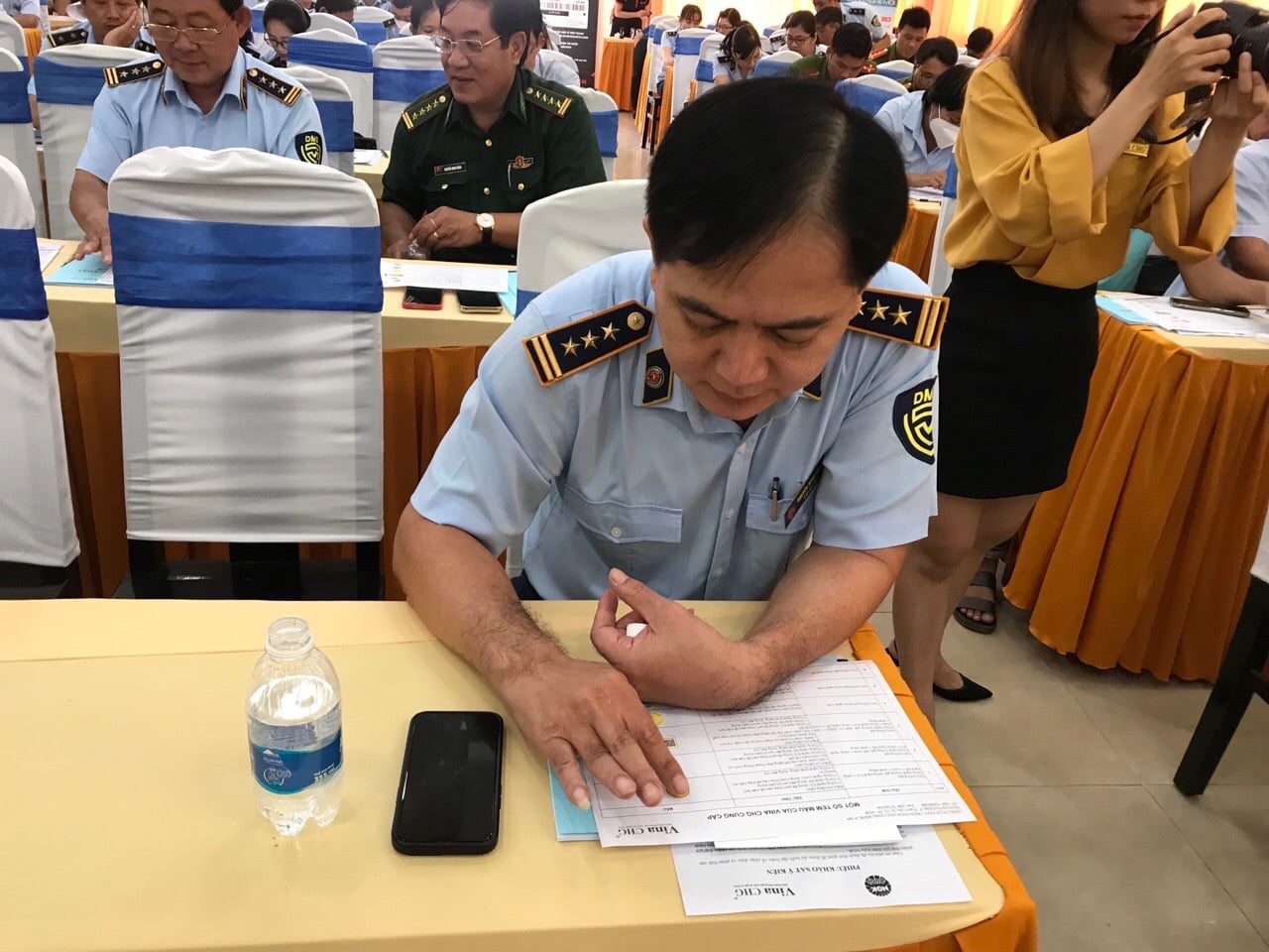 Ông Nguyễn Minh Trung, Cục trưởng Cục QLTT Đồng Tháp kiểm tra tem chống hàng giả.