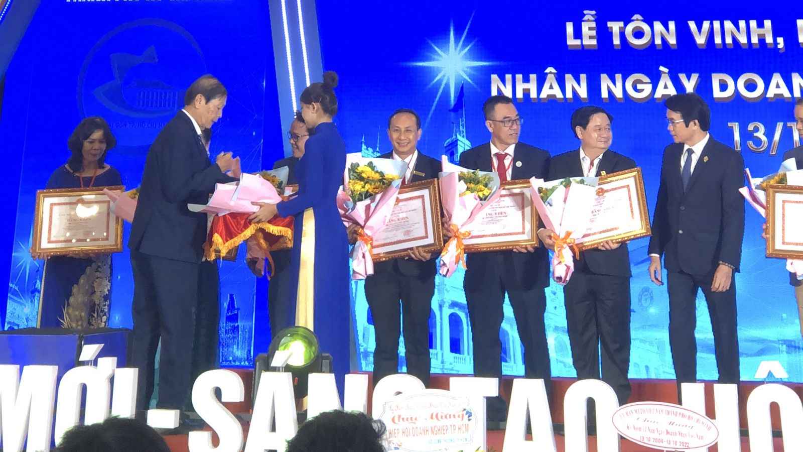 ​Ông Nguyễn Viết Hồng – TGĐ Vina CHG nhận bằng khen của Chủ tịch UBND TP.HCM tại buổi lễ tôn vinh, khen thưởng nhân ngày Doanh nhân Việt Nam của UBND TP.HCM và HUBA tổ chức.
