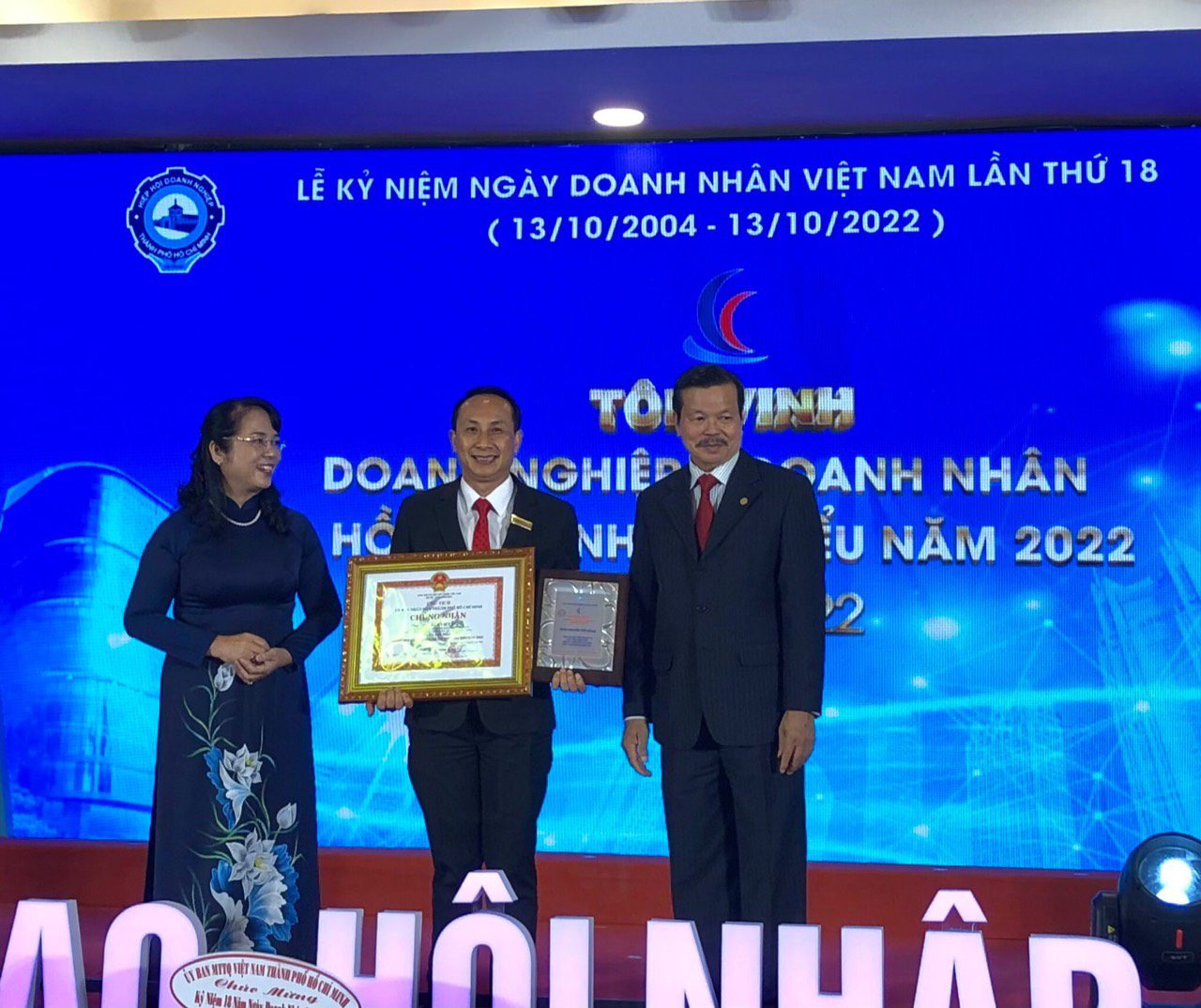 Ông Nguyễn Viết Hồng – TGĐ Vina CHG được trao chứng nhận “Doanh nhân tiêu biểu TP.HCM năm 2022” tại buổi lễ tôn vinh, khen thưởng nhân ngày Doanh nhân Việt Nam của UBND TP. HCM và HUBA tổ chức