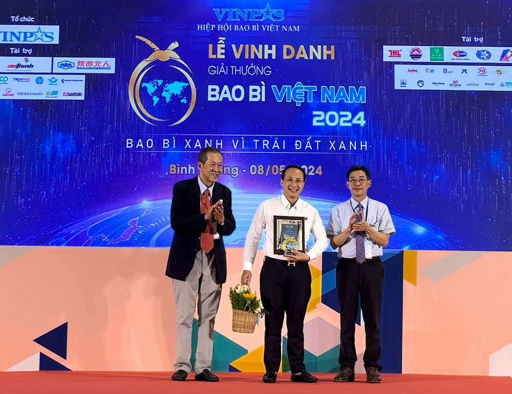 Ông Nguyễn Viết Hồng - Tổng Giám đốc Vina CHG nhận giải thưởng “Bao bì sáng tạo” cho sản phẩm “Hộp đựng thực phẩm bảo vệ sức khỏe DR Caci”.