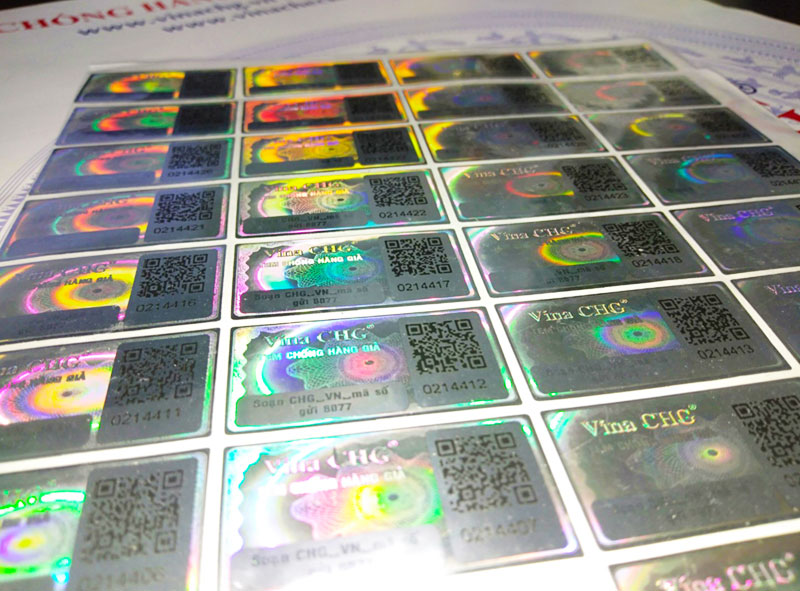 Các con tem hologram đang phát sáng nhiều màu của Vina CHG