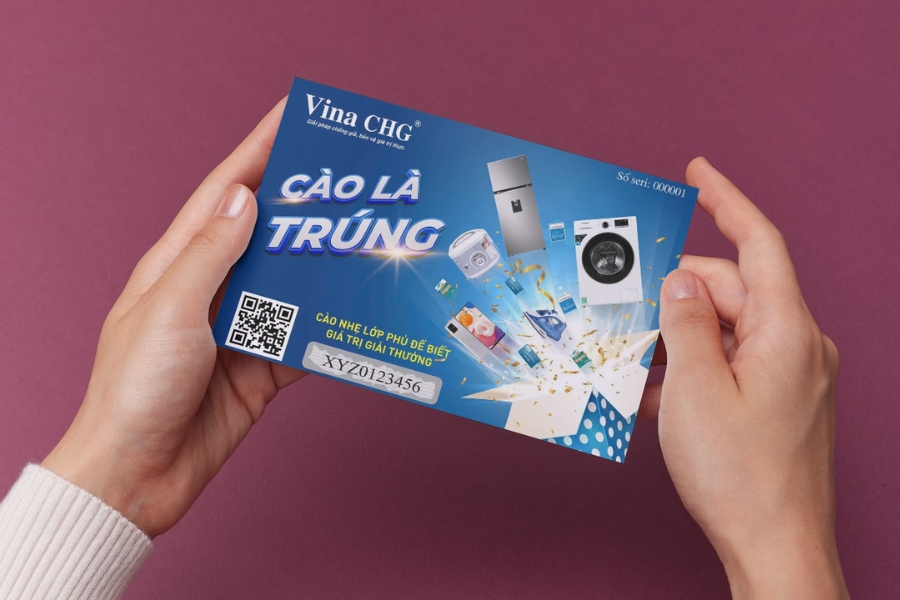 cầm thẻ cào trúng thưởng trên tay