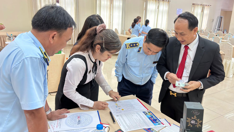 Chuyên viên tư vấn Vina CHG hướng dẫn các đồng chí Lực lượng QLTT kiểm tra nhận diện công nghệ chống giả trên tem chống hàng giả.