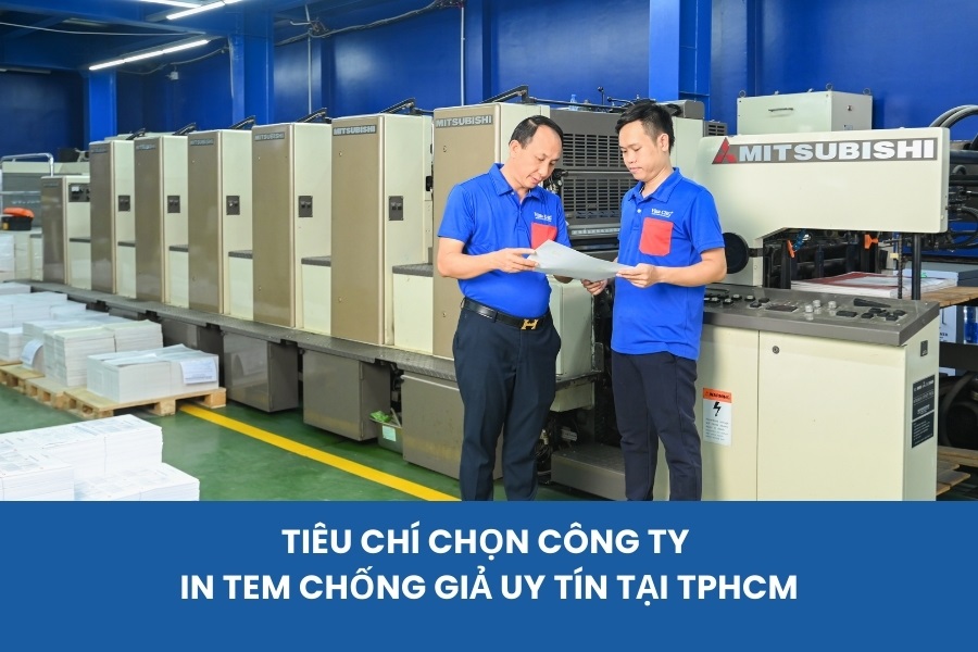 hai người trao đổi tại nhà máy vinachg