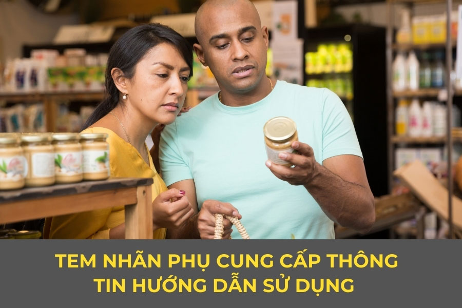 2 người nam nữ đang xem sản phẩm