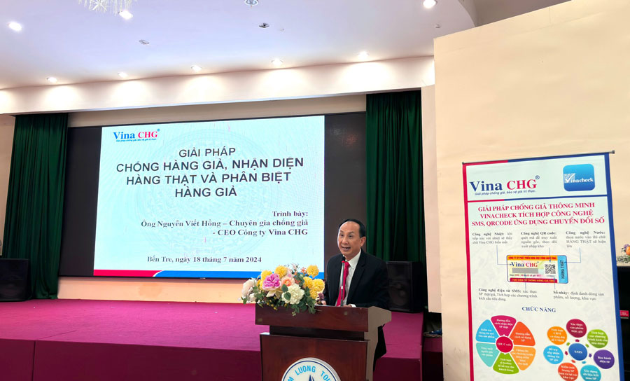 Ông Nguyễn Viết Hồng - CT.HĐQT - TGĐ. Vina CHG trình bày về các giải pháp chống giả tại hội thảo.