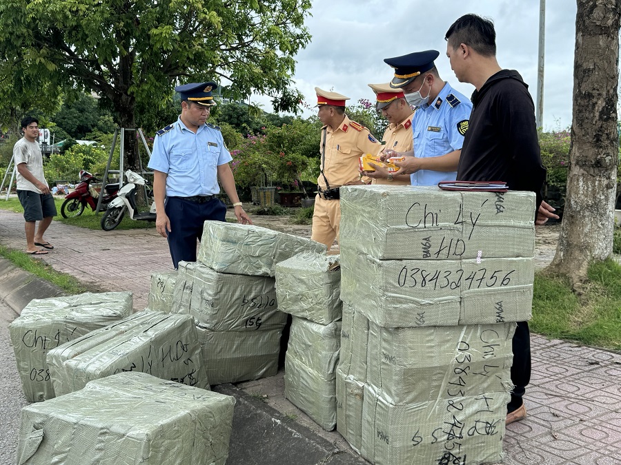 bắt giữ bugi NGK giả mạo