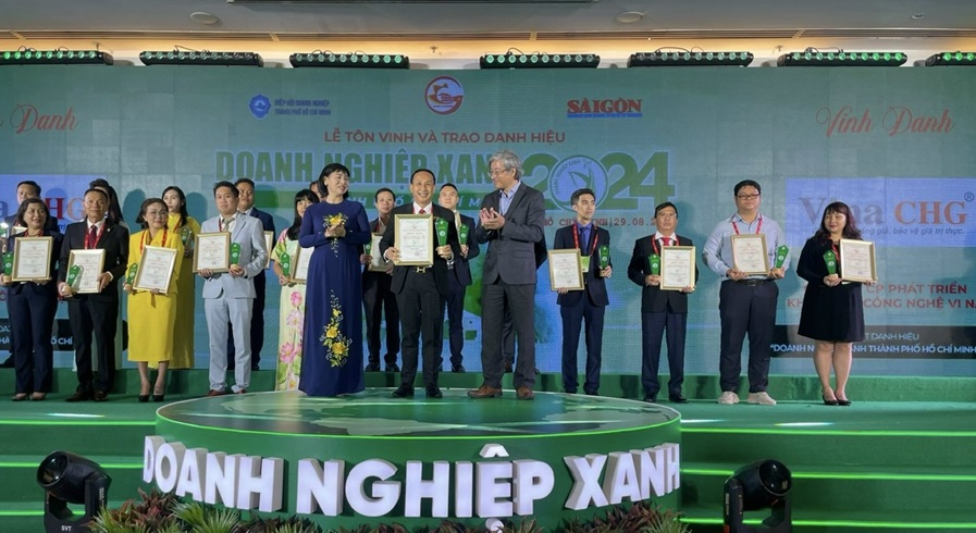 Ông Nguyễn Viết Hồng, TGĐ Vina CHG nhận giải thưởng Doanh nghiệp xanh TPHCM năm 2024