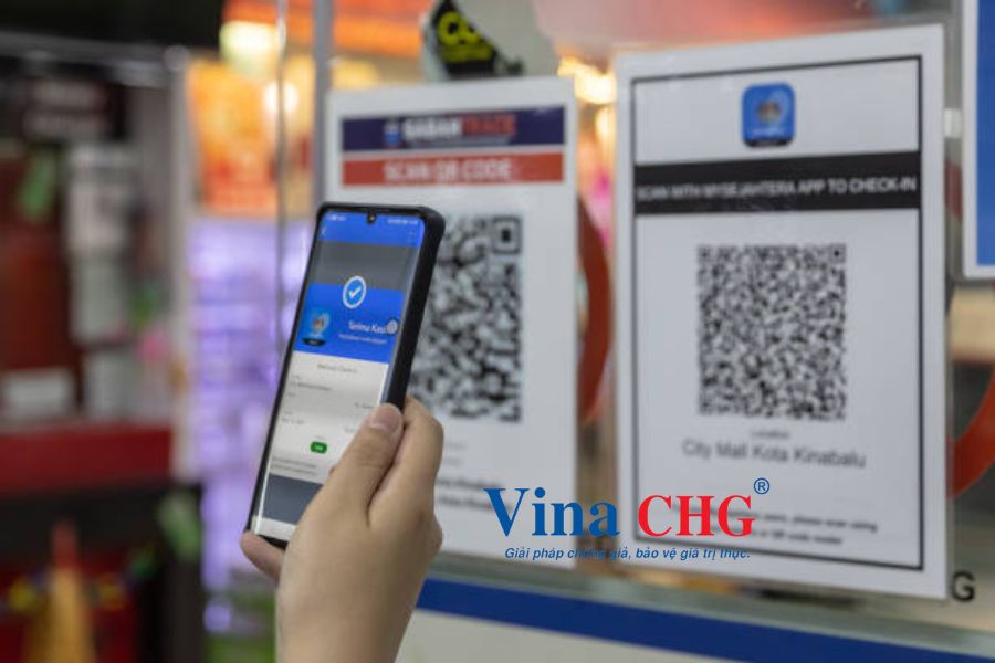 Người tiêu dùng quét mã QR Code