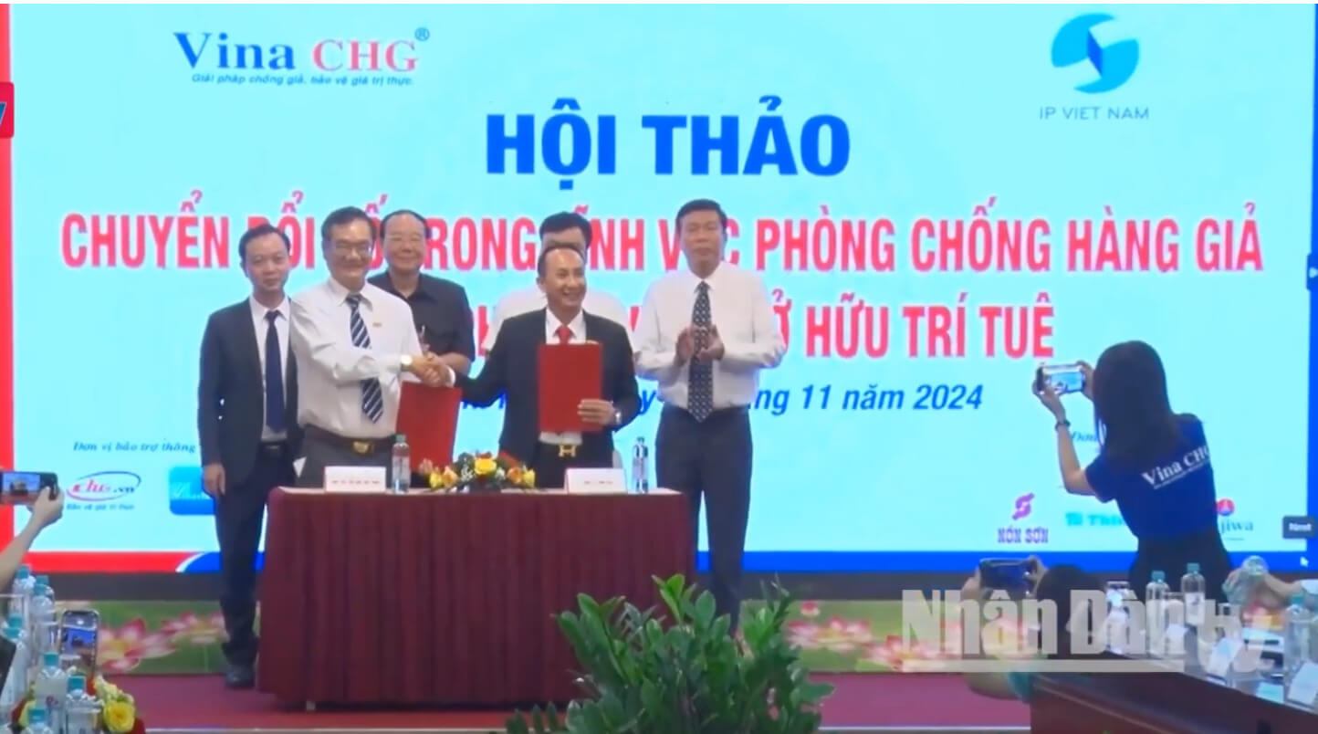Ký kết hợp đồng trong hội thảo chống giả