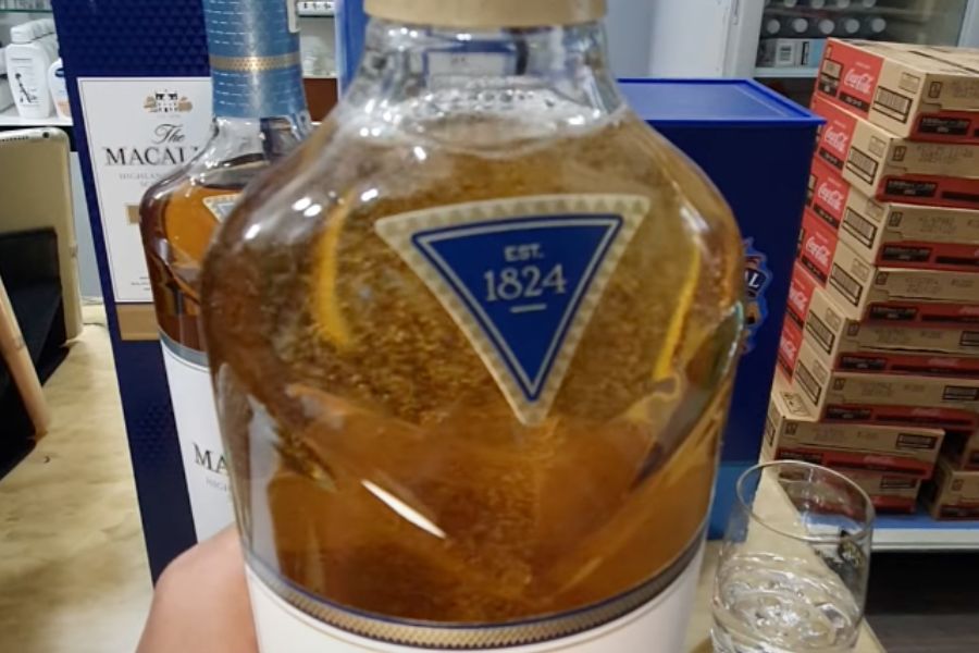 Bọt khí sau khi lắc trên rượu Macallan dưới 40 độ cồn