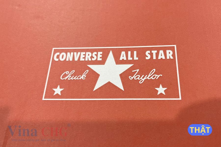 Logo ở mặt trước giày converse thật