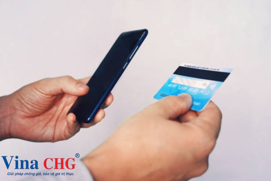 Người dùng đang kiểm tra mã CVC