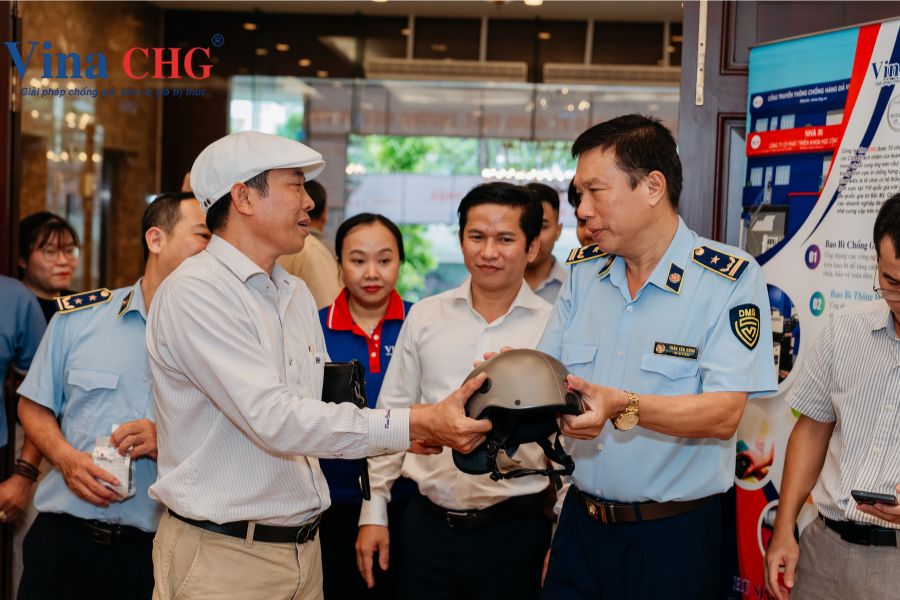 Ông Nguyễn Ngọc Tý giới thiệu nón bảo hiểm