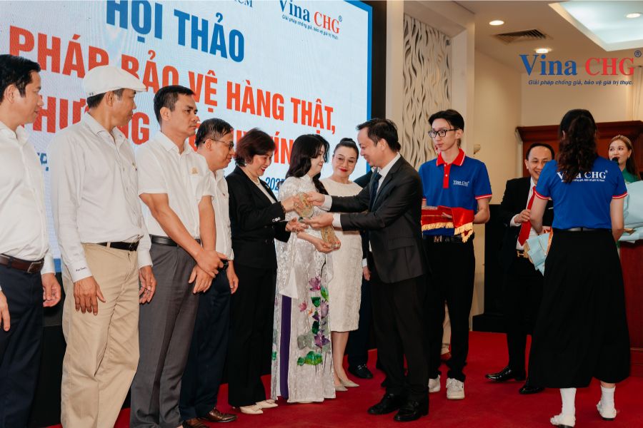 Ông Trần Giang Khuê đại diện trao huy chương cho các doanh nghiệp