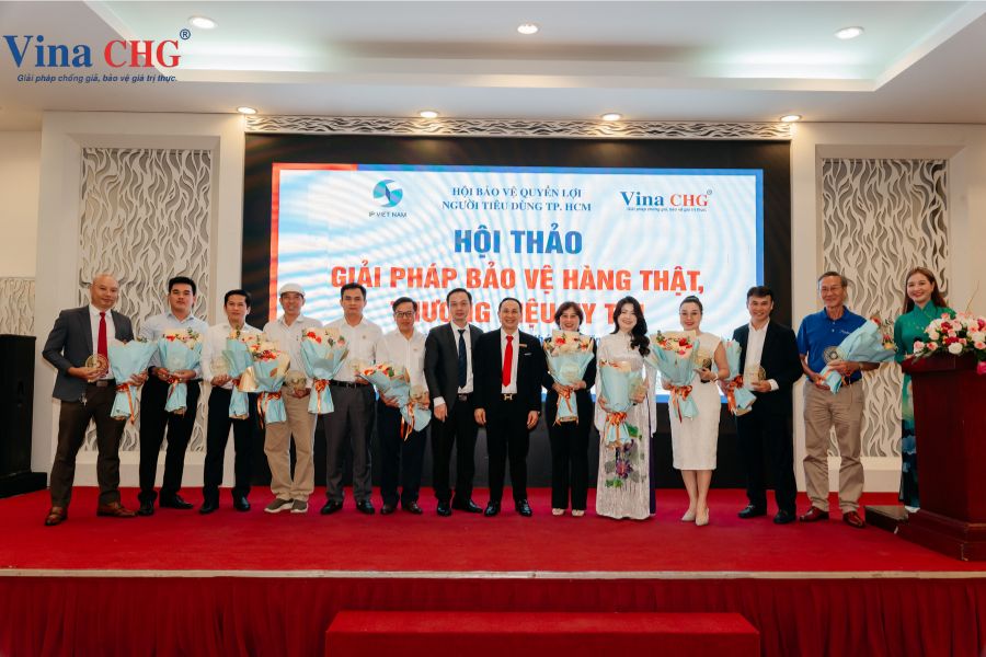 Các doanh nghiệp cùng tổng giám đốc Vina CHG chụp hình sau buổi lễ