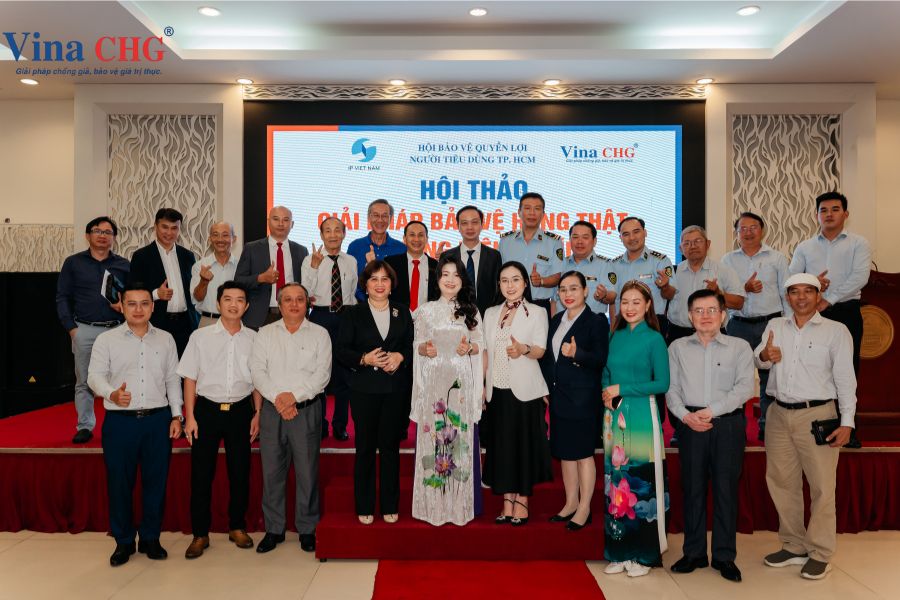 VIna CHG cùng chụp hình với các doanh nghiệp