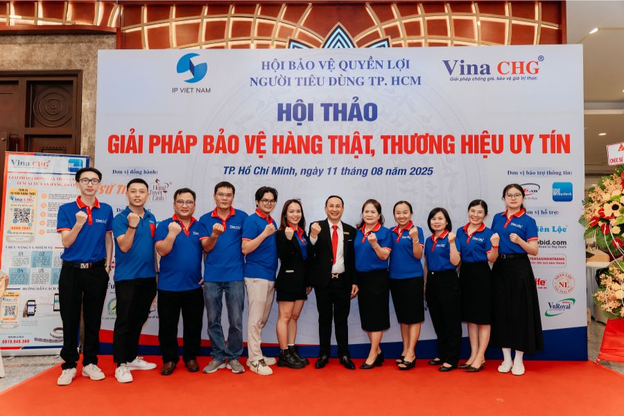 Tổng Giám Đốc Vina CHG chụp hình cùng các nhân viên trong công ty Vina CHG
