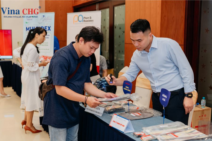Nhân viên Honda hướng dẫn chống giả cho khách tham quan hội thảo