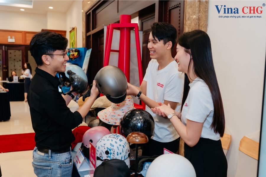 Nhân viên Nón Sơn hướng dẫn chống giả cho khách tham quan hội thảo