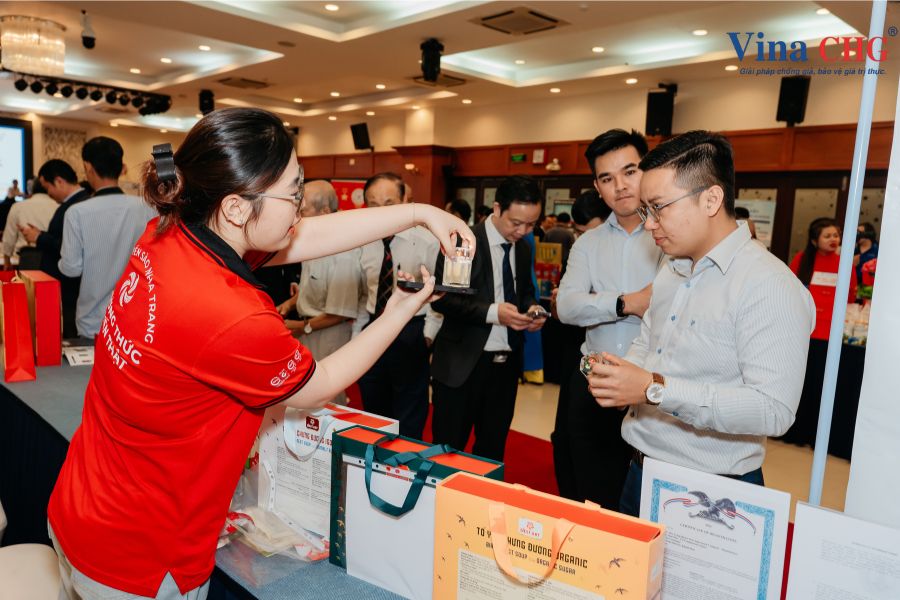 Nhân viên Yến sào Nha Trang hướng dẫn chống giả cho khách tham quan hội thảo