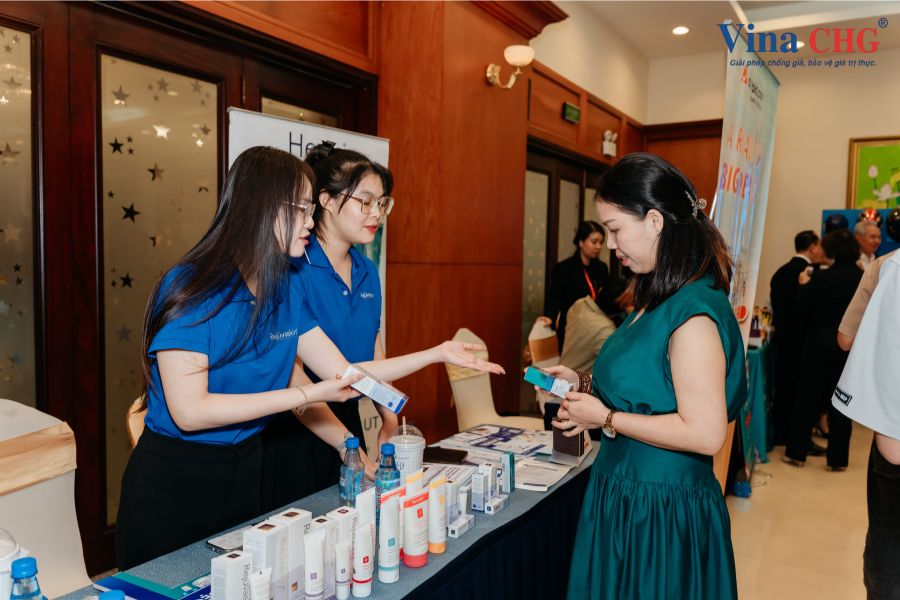 Nhân viên Rejuvaskin hướng dẫn chống giả cho khách tham quan hội thảo