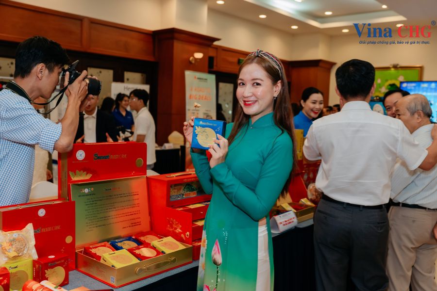 Người dùng cầm sản phẩm của yến sào khánh hòa