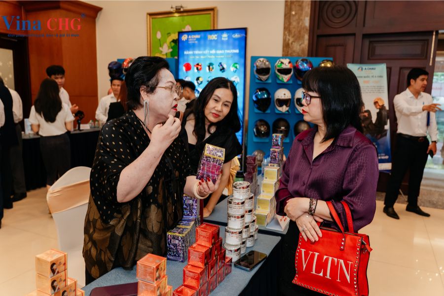 Bà Anh Đào chủ thương hiệu mỹ phẩm Anh Đào suối tiên hướng dẫn chống giả cho khách tham quan hội thảo