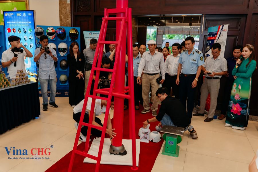 Nhân Viên Nón sơn kiểm tra độ chắc chắn của sản phẩm nón bảo hiểm thật giả của nón Sơn