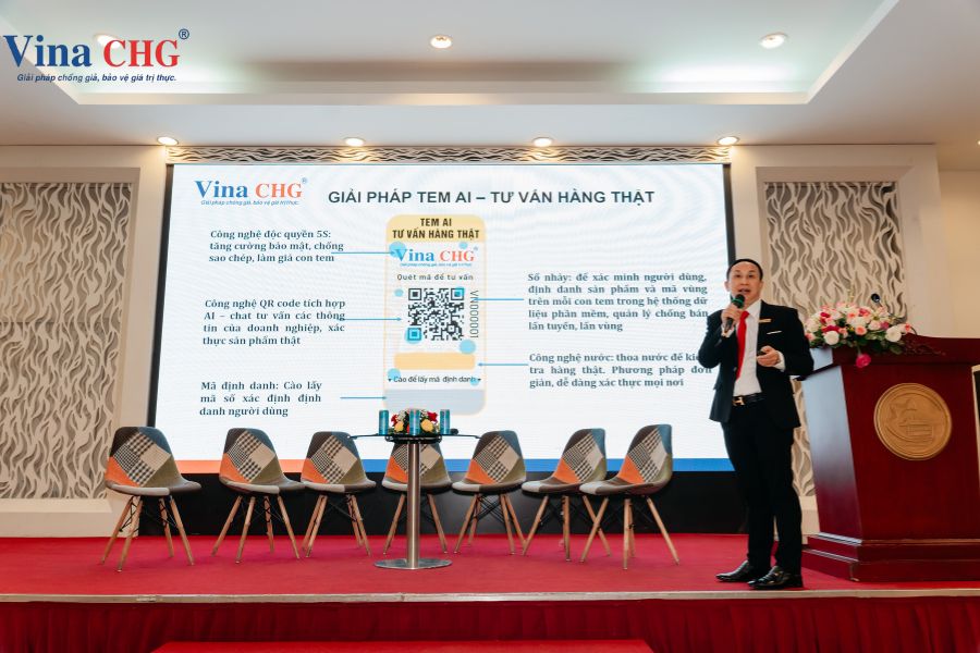 Tổng giám đốc Vina CHG giói thiệu về giải pháp tem AI tư vấn hàng thật
