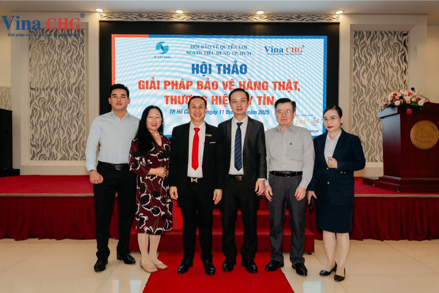 Tổng Giám Đốc Vina CHG ông Nguyễn Viết Hồng chụp hình cùng các đại biểu