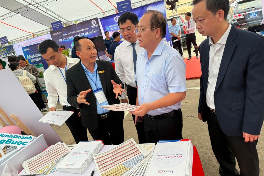 Tỉnh ủy viên phó chủ tịch UBND tỉnh An Giang và TGĐ Vina CHG