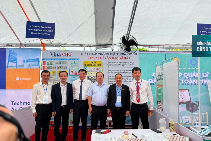 Các đại biểu tham gia chụp hình cùng TGĐ Vina CHG