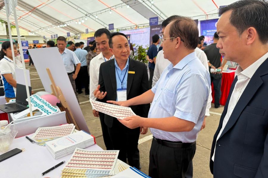 Ông Nguyễn Thanh Phong - Tỉnh ủy viên, Phó chủ tịch thường trực UBND tỉnh An Giang đánh giá cao về giải pháp Tem AI của Vina CHG