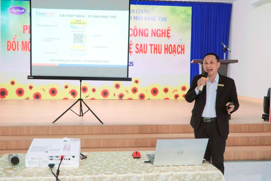 Ông Nguyễn Viết Hồng trình bày giải pháp tem chống hàng giả AI tại hội thảo