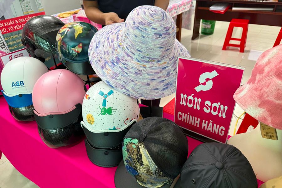 Gian hàng nhãn hiệu Nón Sơn tại hội thảo