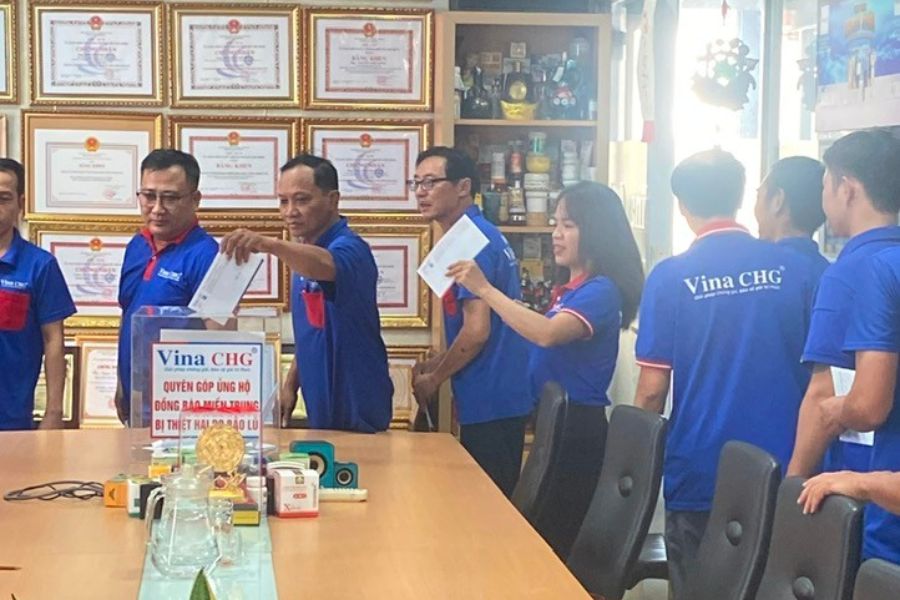 Hình ảnh nhân viên Vina CHG quyên góp
