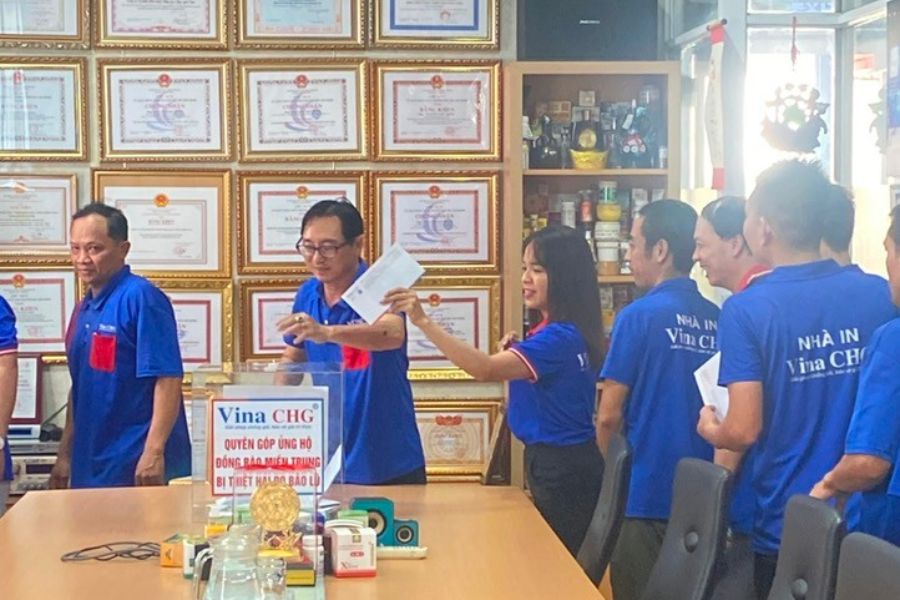 Hình ảnh nhân viên Vina CHG quyên góp