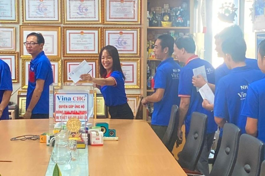 Hình ảnh nhân viên Vina CHG quyên góp