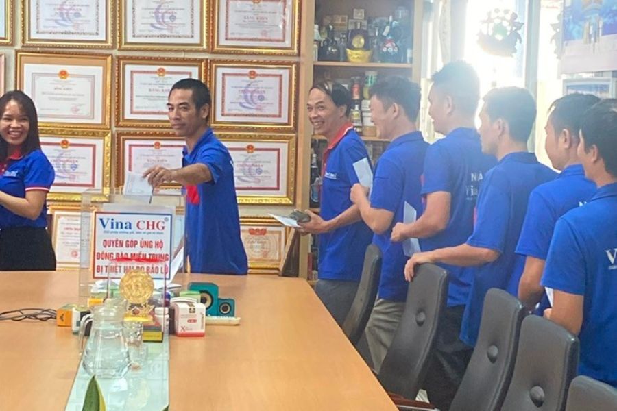 Hình ảnh nhân viên Vina CHG quyên góp