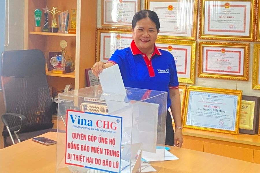 Hình ảnh nhân viên Vina CHG quyên góp
