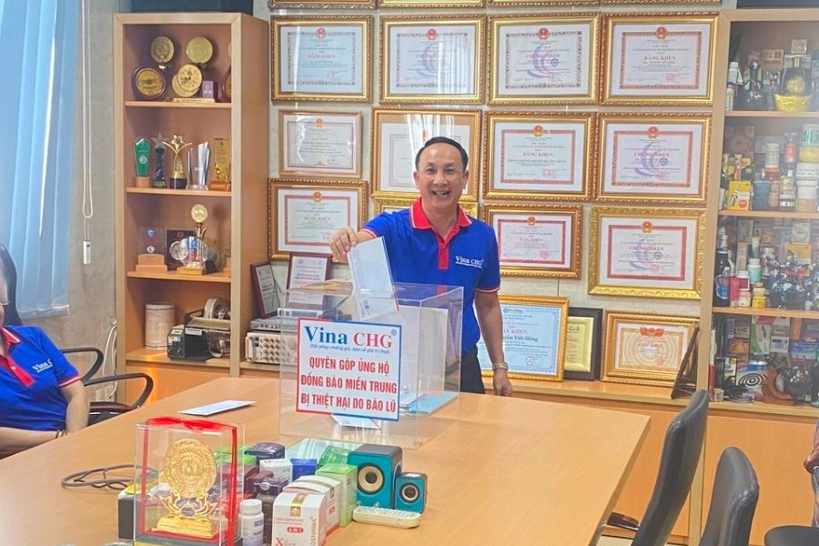 Tổng giám đốc Vina CHG quyên góp
